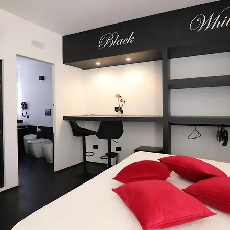 公寓 Black & White Deluxe Private Jacuzzi Wifi & Ac Steps From Sea