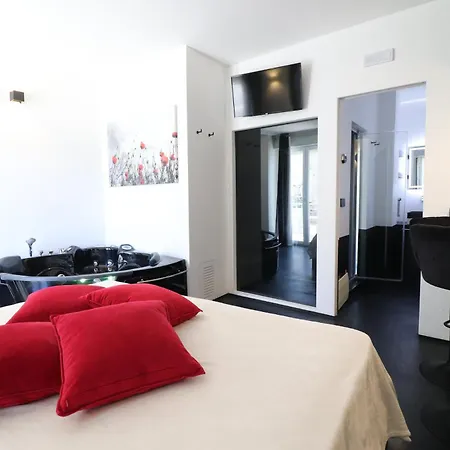 Black & White Deluxe Private Jacuzzi Wifi & Ac Steps From Sea 公寓 *