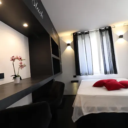 Black & White Deluxe Private Jacuzzi Wifi & Ac Steps From Sea * 奥特朗托