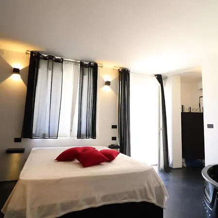 公寓 Black & White Deluxe Private Jacuzzi Wifi & Ac Steps From Sea