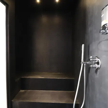 Daire Black & White Deluxe Private Jacuzzi Wifi & Ac Steps From Sea Otranto