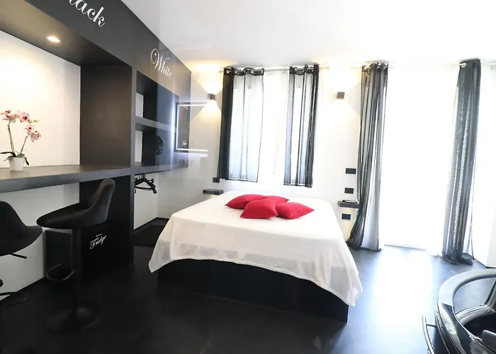 Black & White Deluxe Private Jacuzzi Wifi & Ac Steps From Sea *