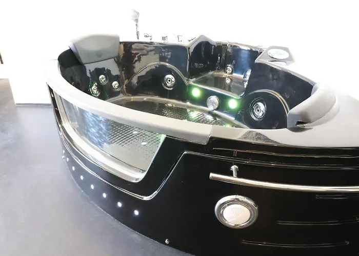 Black & White Deluxe Private Jacuzzi Wifi & Ac Steps From Sea *