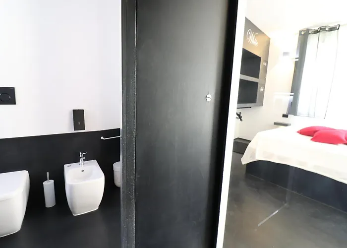 公寓 Black & White Deluxe Private Jacuzzi Wifi & Ac Steps From Sea 奥特朗托