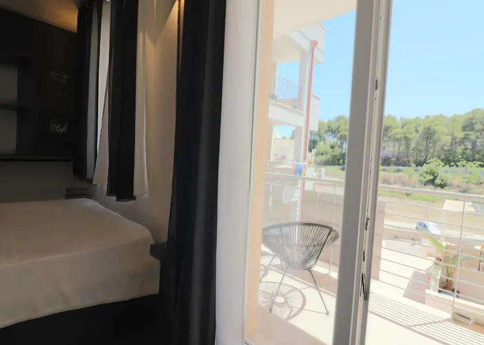 Black & White Deluxe Private Jacuzzi Wifi & Ac Steps From Sea 奥特朗托