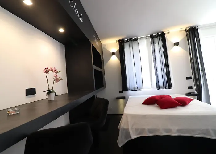 Black & White Deluxe Private Jacuzzi Wifi & Ac Steps From Sea * 奥特朗托