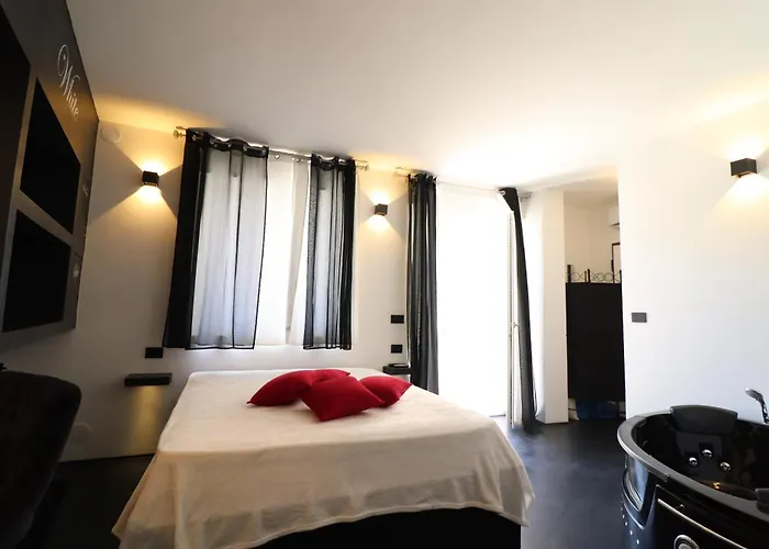 公寓 Black & White Deluxe Private Jacuzzi Wifi & Ac Steps From Sea