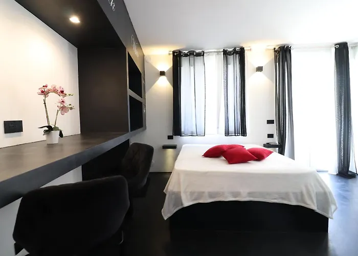 公寓 Black & White Deluxe Private Jacuzzi Wifi & Ac Steps From Sea *