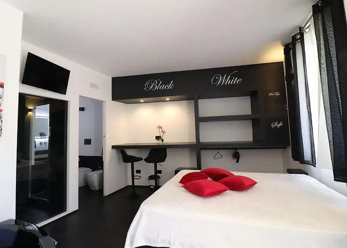 公寓 Black & White Deluxe Private Jacuzzi Wifi & Ac Steps From Sea 奥特朗托