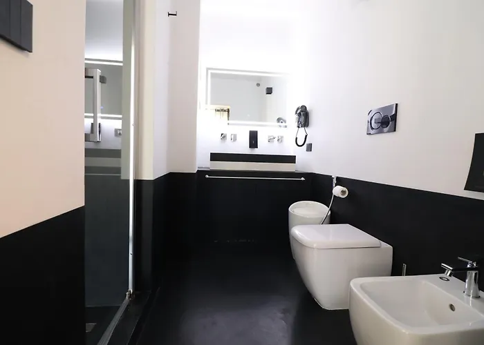 公寓 Black & White Deluxe Private Jacuzzi Wifi & Ac Steps From Sea