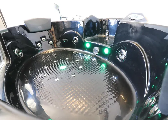 Black & White Deluxe Private Jacuzzi Wifi & Ac Steps From Sea 公寓 *