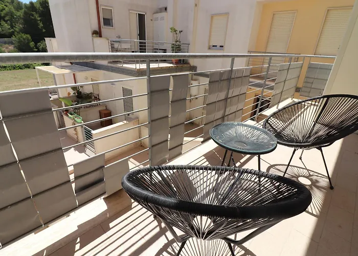 Black & White Deluxe Private Jacuzzi Wifi & Ac Steps From Sea *