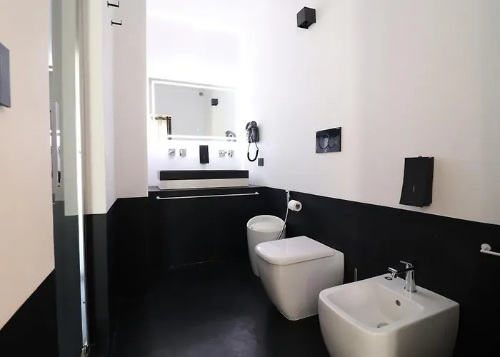 Black & White Deluxe Private Jacuzzi Wifi & Ac Steps From Sea * 奥特朗托