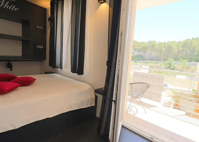 公寓 Black & White Deluxe Private Jacuzzi Wifi & Ac Steps From Sea *