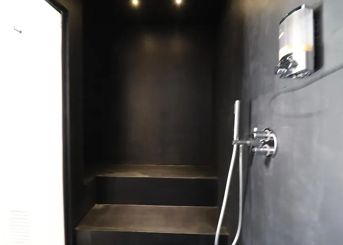 公寓 Black & White Deluxe Private Jacuzzi Wifi & Ac Steps From Sea 奥特朗托