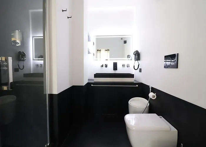 Black & White Deluxe Private Jacuzzi Wifi & Ac Steps From Sea