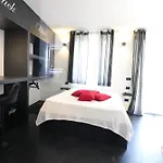 Black & White Deluxe Private Jacuzzi Wifi & Ac Steps From Sea *