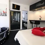 Appartement Black & White Deluxe Private Jacuzzi Wifi & Ac Steps From Sea *