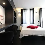 Appartement Black & White Deluxe Private Jacuzzi Wifi & Ac Steps From Sea *