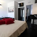Black & White Deluxe Private Jacuzzi Wifi & Ac Steps From Sea Appartement Otrante