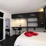 Appartement Black & White Deluxe Private Jacuzzi Wifi & Ac Steps From Sea Otrante