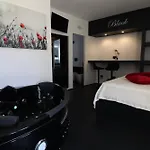 Black & White Deluxe Private Jacuzzi Wifi & Ac Steps From Sea