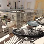 Black & White Deluxe Private Jacuzzi Wifi & Ac Steps From Sea *