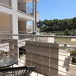 Black & White Deluxe Private Jacuzzi Wifi & Ac Steps From Sea Otrante