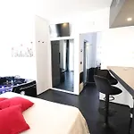 Black & White Deluxe Private Jacuzzi Wifi & Ac Steps From Sea Appartement *