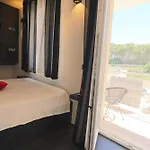 Appartement Black & White Deluxe Private Jacuzzi Wifi & Ac Steps From Sea *