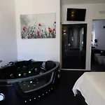 Black & White Deluxe Private Jacuzzi Wifi & Ac Steps From Sea Appartement Otrante