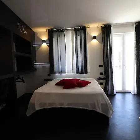 Black & White Deluxe Private Jacuzzi Wifi & Ac Steps From Sea Otranto