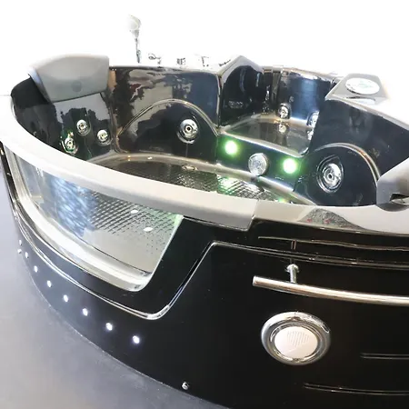 Black & White Deluxe Private Jacuzzi Wifi & Ac Steps From Sea *
