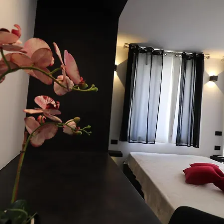 Apartment Black & White Deluxe Private Jacuzzi Wifi & Ac Steps From Sea Otranto