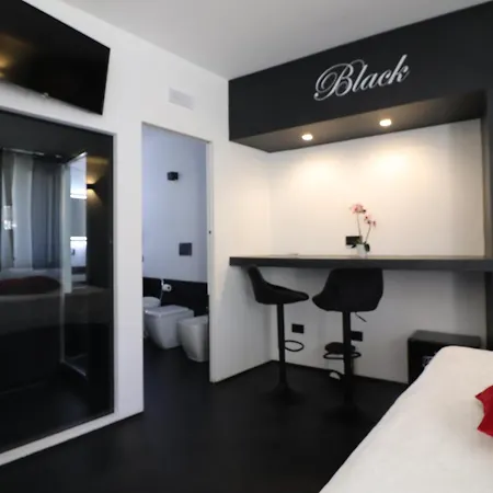 Black & White Deluxe Private Jacuzzi Wifi & Ac Steps From Sea Apartman