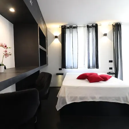 Lägenhet Black & White Deluxe Private Jacuzzi Wifi & Ac Steps From Sea *