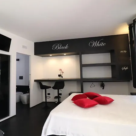 Appartement Black & White Deluxe Private Jacuzzi Wifi & Ac Steps From Sea Otranto