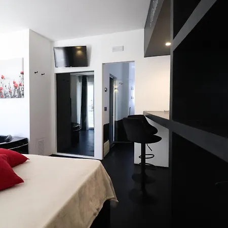 Black And White Apartment Otranto