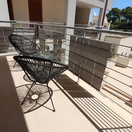 Black & White Deluxe Private Jacuzzi Wifi & Ac Steps From Sea