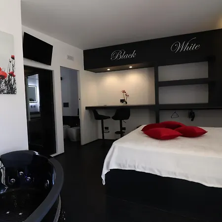 Апартаменты Black And White