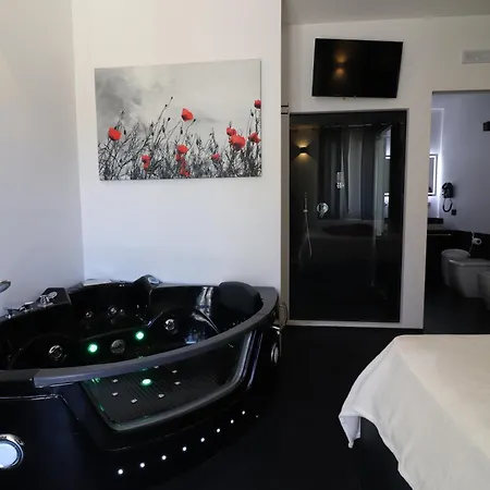 Black & White Deluxe Private Jacuzzi Wifi & Ac Steps From Sea Lägenhet Otranto