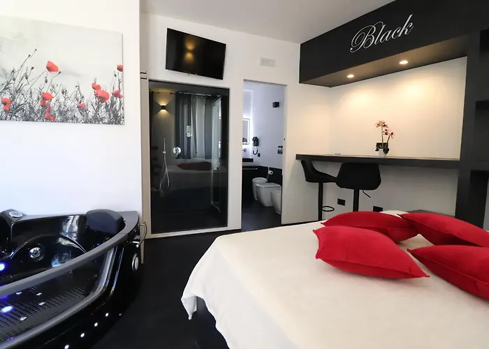 Apartman Black & White Deluxe Private Jacuzzi Wifi & Ac Steps From Sea *