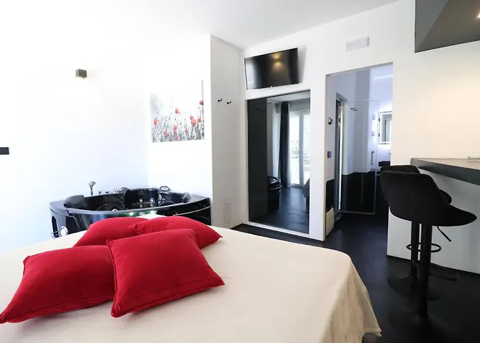 Black & White Deluxe Private Jacuzzi Wifi & Ac Steps From Sea Apartment *