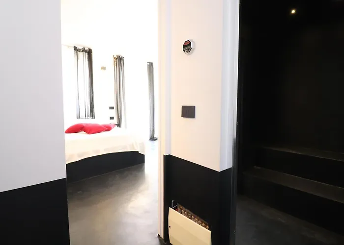 Apartman Black & White Deluxe Private Jacuzzi Wifi & Ac Steps From Sea *