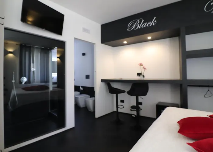 Black & White Deluxe Private Jacuzzi Wifi & Ac Steps From Sea Apartman