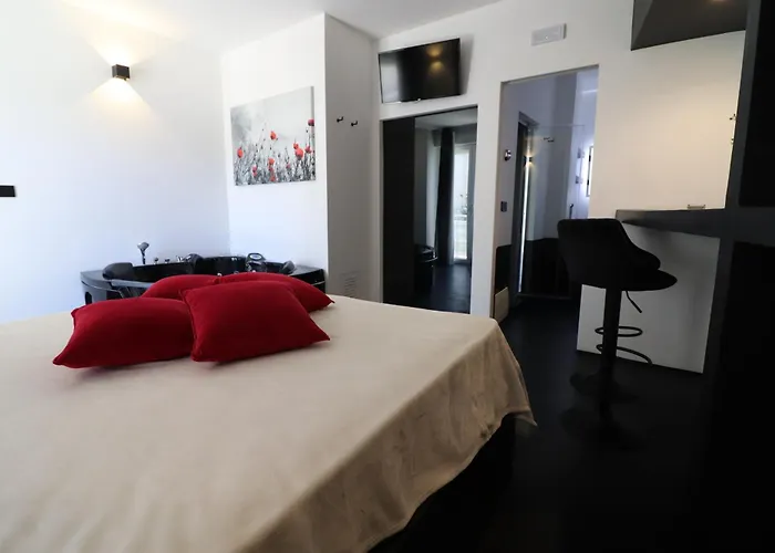 Black & White Deluxe Private Jacuzzi Wifi & Ac Steps From Sea Apartman Otranto