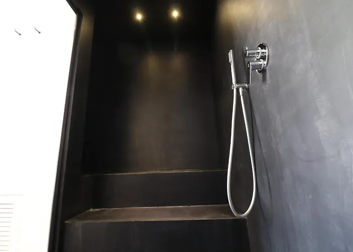 Black & White Deluxe Private Jacuzzi Wifi & Ac Steps From Sea *