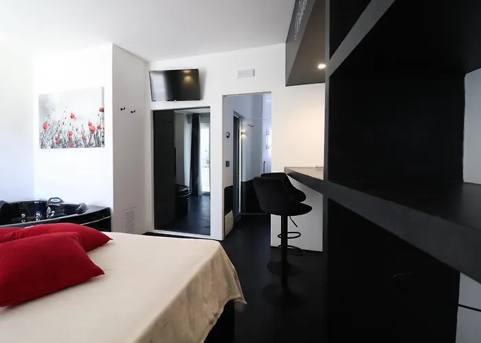 Black & White Deluxe Private Jacuzzi Wifi & Ac Steps From Sea Apartment Otranto