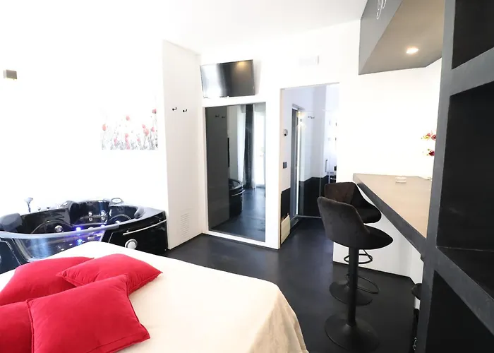 Black & White Deluxe Private Jacuzzi Wifi & Ac Steps From Sea Apartman *