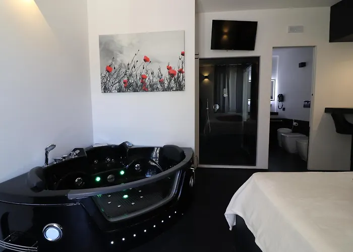 Black & White Deluxe Private Jacuzzi Wifi & Ac Steps From Sea Apartment Otranto